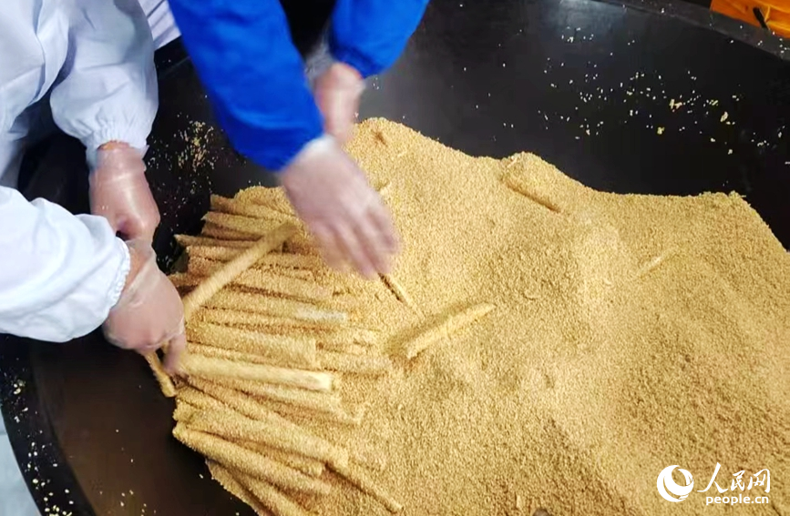喷香的麻糖即将出锅。人民网记者 宋芳鑫摄