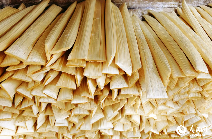 还没裹上芝麻的麻糖整整齐齐摞在一起。人民网记者 尚明桢摄