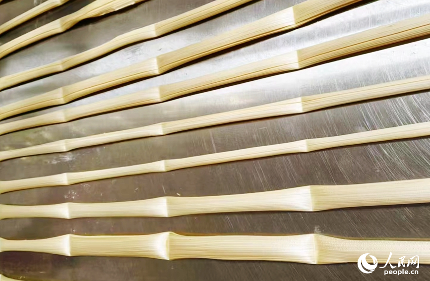 正在定型的麻糖。人民网记者 王佩摄