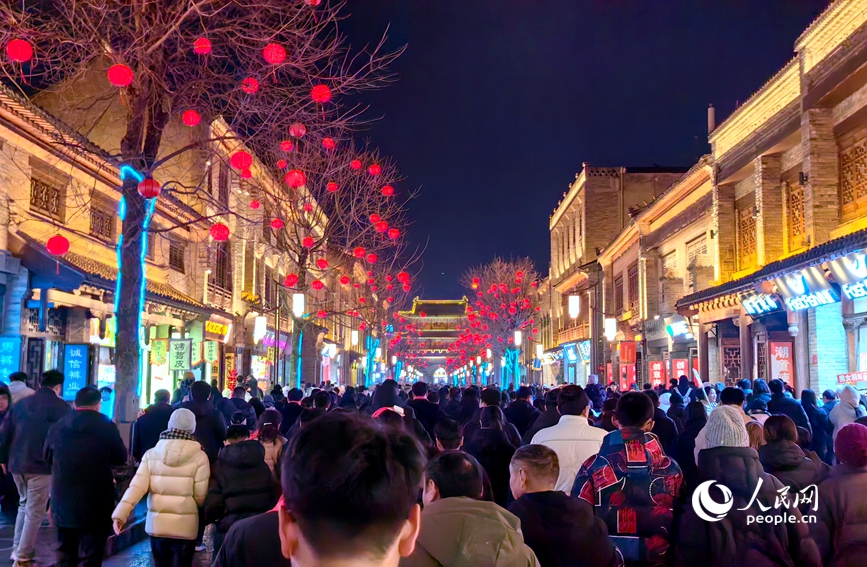 浚县古城内游客络绎不绝。人民网记者 辛静摄