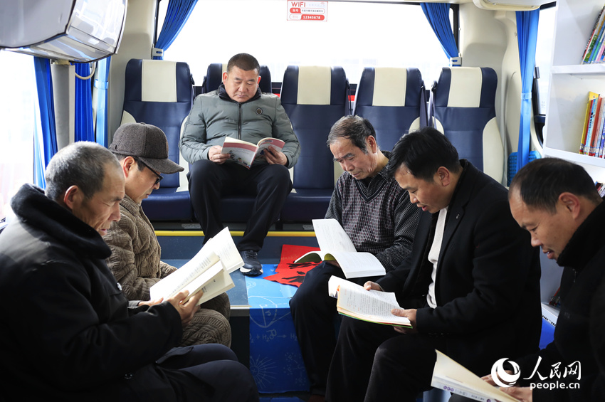 流动图书服务车将丰富多样的阅读资源直接送达基层群众身边。人民网记者 慎志远摄