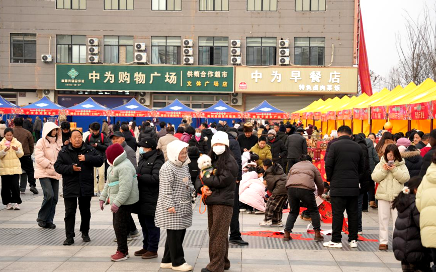 现场人声鼎沸，暖意融融。