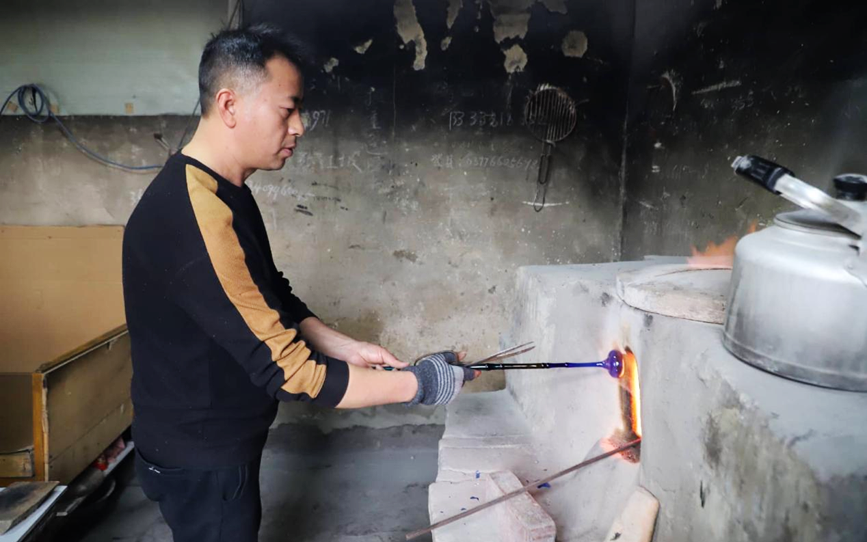 房红勋正在炉前忙碌。