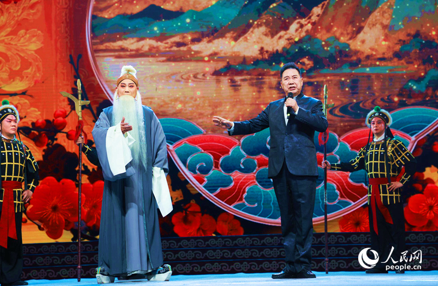来自全国各地的戏曲名家登台演出，展现稀有剧种的深厚底蕴与创新活力。人民网记者 肖懿木摄