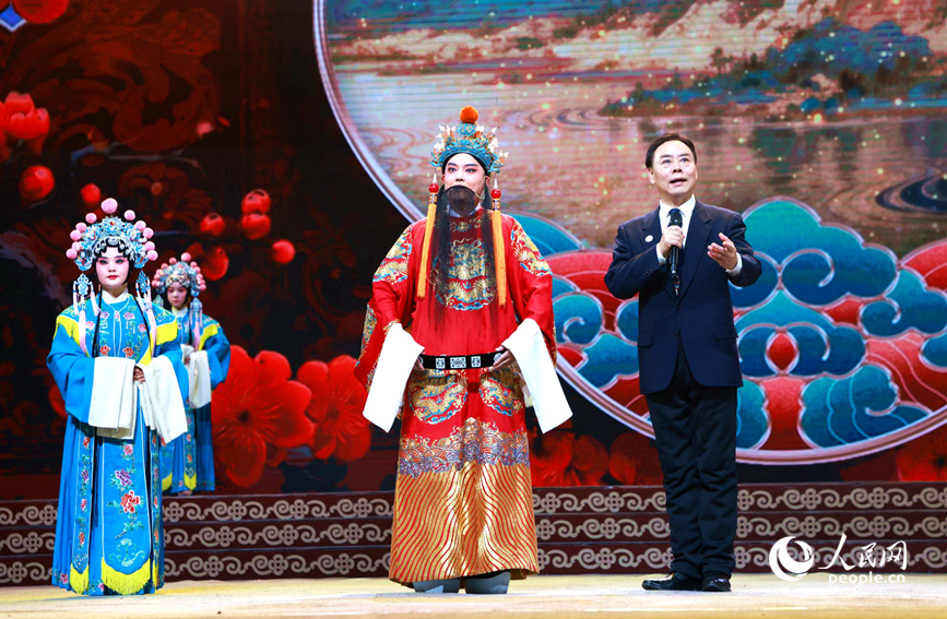 来自全国各地的戏曲名家登台演出，展现稀有剧种的深厚底蕴与创新活力。人民网记者 肖懿木摄