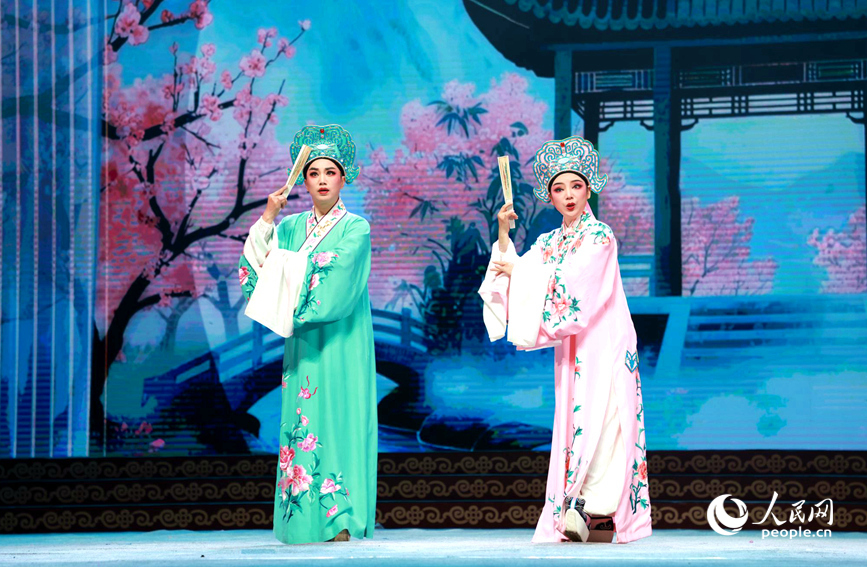 来自全国各地的戏曲名家登台演出，展现稀有剧种的深厚底蕴与创新活力。人民网记者 肖懿木摄