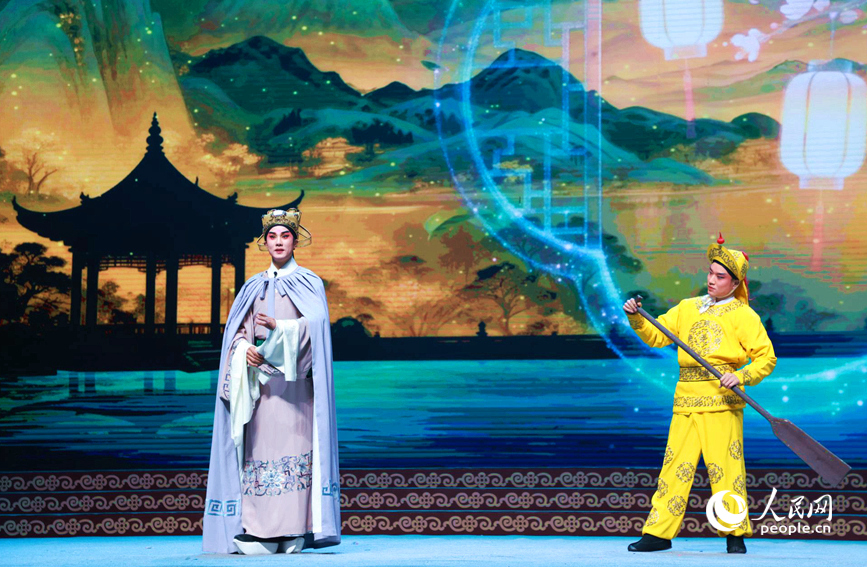 来自全国各地的戏曲名家登台演出，展现稀有剧种的深厚底蕴与创新活力。人民网记者 肖懿木摄