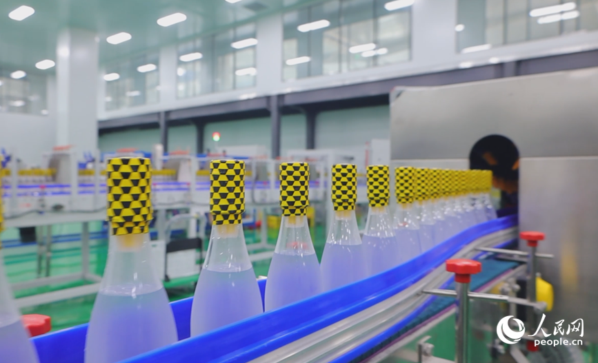 智能车间内，一瓶瓶分离式蜂蜜水穿梭在生产线上。人民网记者 徐驰摄
