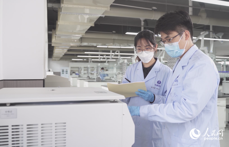 中原食品实验室内，科研人员专注地开展工作。人民网记者 王佩摄