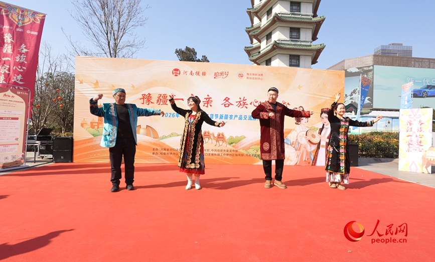 欢快的新疆民族歌舞热情上演。人民网记者 尚明桢摄