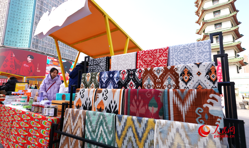 羊绒围巾手感软糯。人民网记者 尚明桢摄