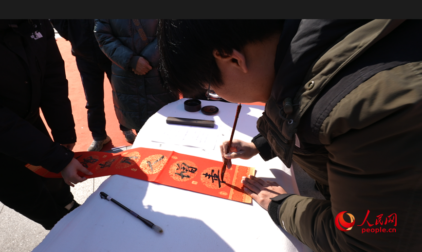 义写春联。人民网记者 尚明桢摄