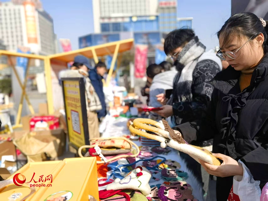 郑州市民一站式采购哈密特产。人民网记者 尚明桢摄 