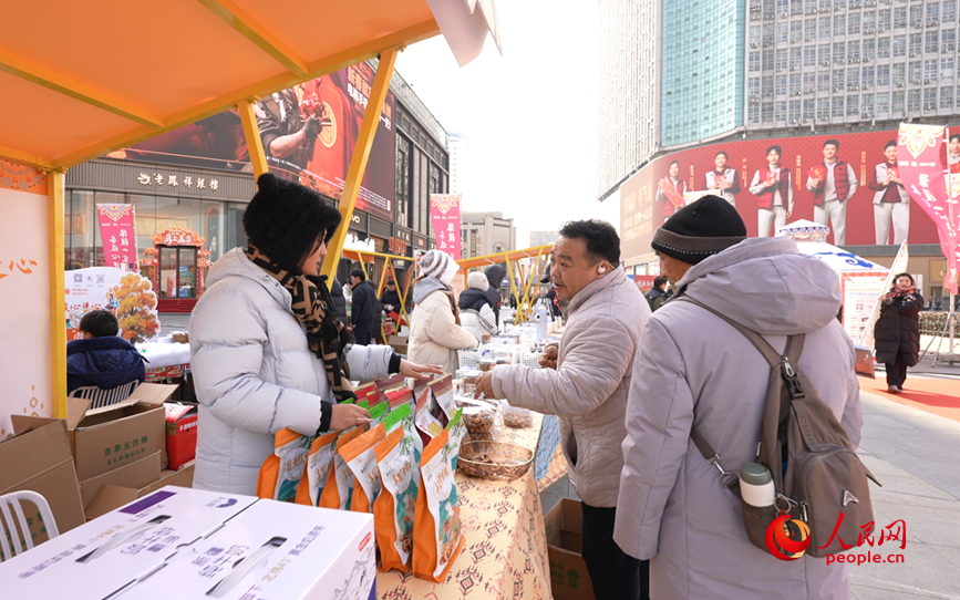 郑州市民一站式采购哈密特产。人民网记者 尚明桢摄 