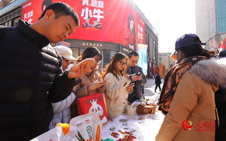 郑州市民一站式采购哈密特产。人民网记者 尚明桢摄 