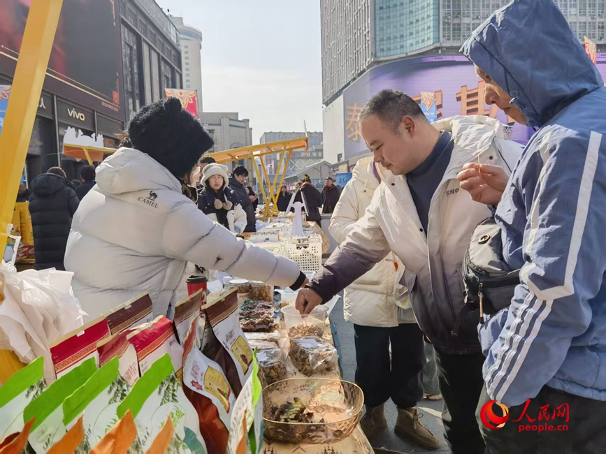 郑州市民一站式采购哈密特产。人民网记者 尚明桢摄 