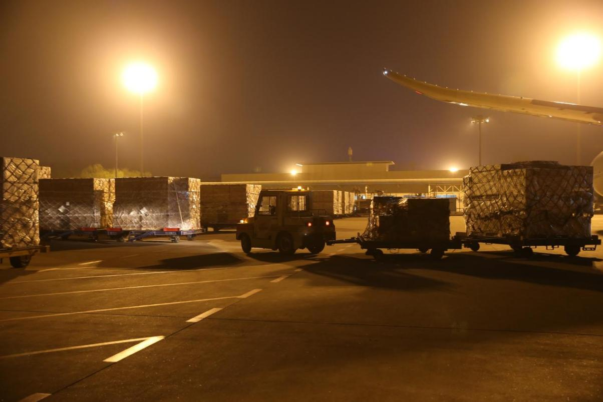 夜幕下的机场货运一片繁忙。徐聪摄