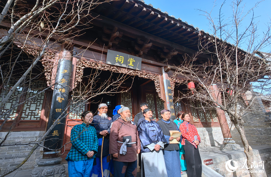 村民化身群演。人民网记者 宋芳鑫摄