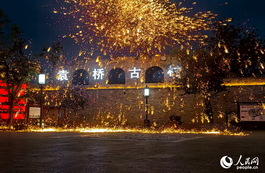 打铁花。人民网记者 王佩摄