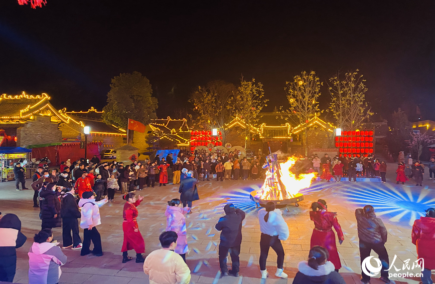 篝火晚会。人民网记者 王佩摄