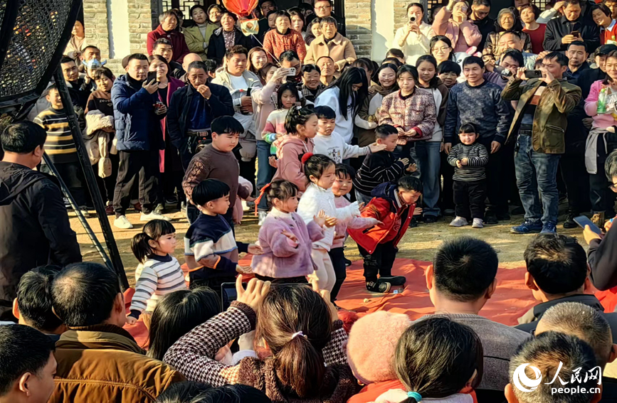 游人如织。人民网记者 王佩摄