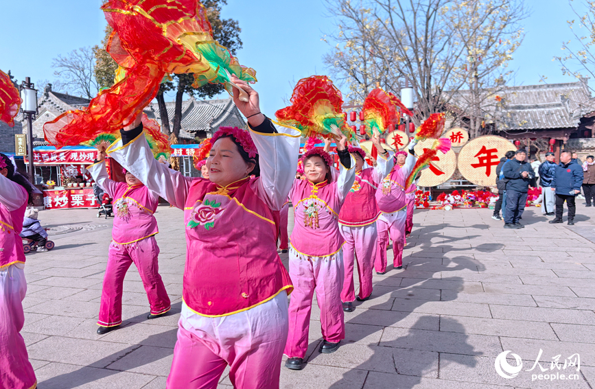 载歌载舞。人民网记者 宋芳鑫摄