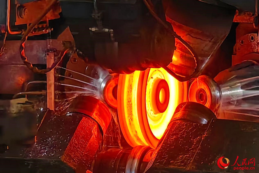车轮轧制。人民网 程明辉摄
