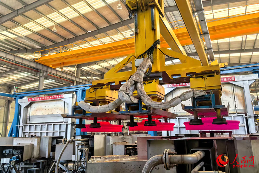 车轮被送往淬火生产工序。人民网 程明辉摄