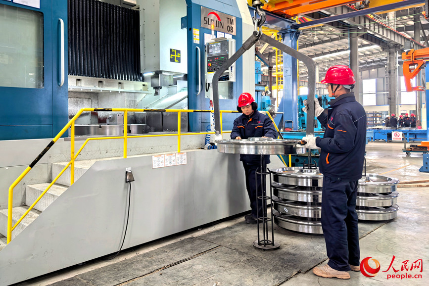 检查车轮。人民网 程明辉摄