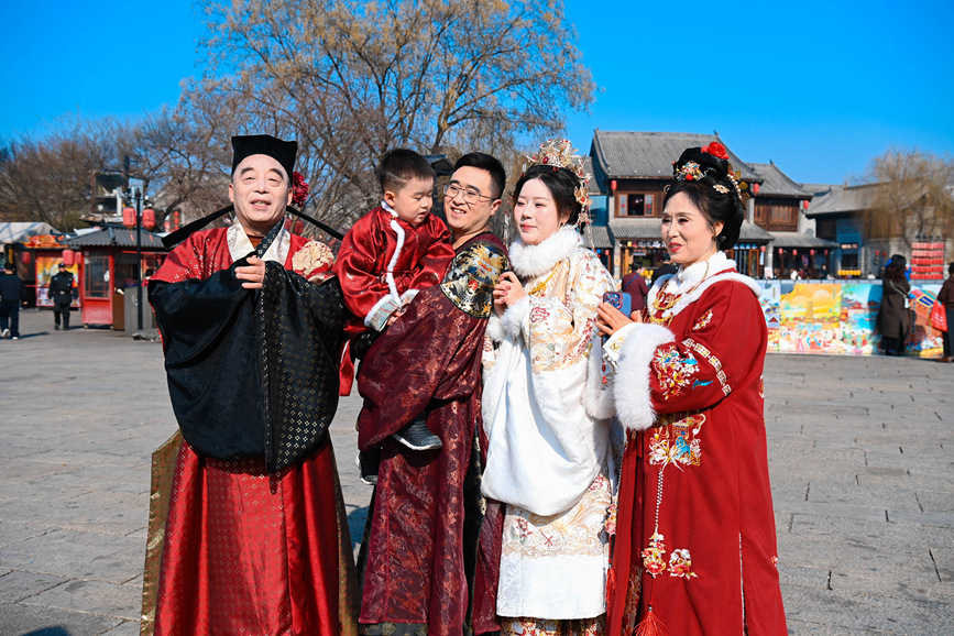 洛邑古城喜迎八方游客。洛阳市老城区委宣传部供图