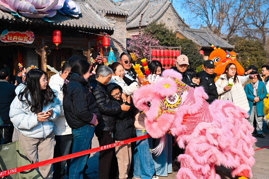 洛邑古城喜迎八方游客。洛阳市老城区委宣传部供图