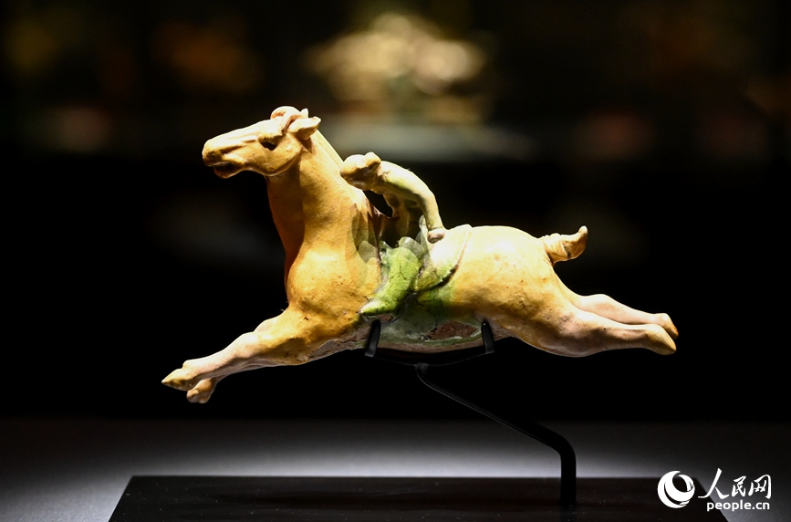 三彩打马球俑（唐代）。人民网记者 王玉兴摄