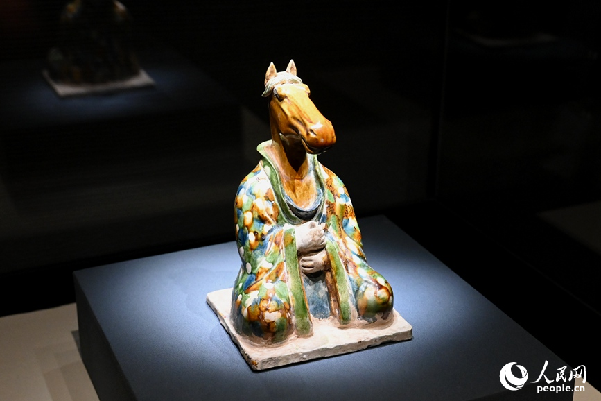 三彩坐姿午马俑（唐代）人民网记者 王玉兴摄