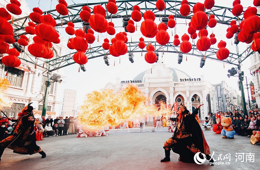 游客畅游电影小镇，感受浓浓年味。人民网记者 宋芳鑫摄