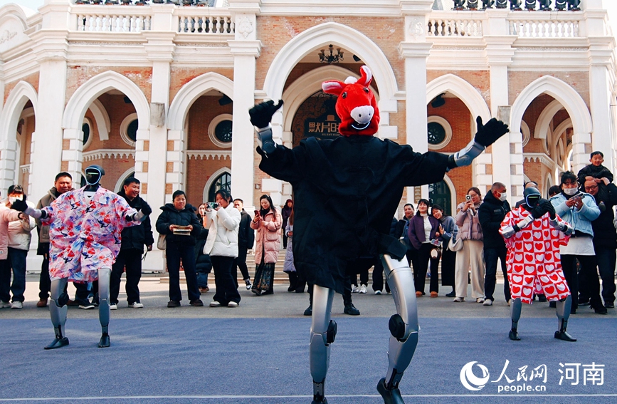 游客畅游电影小镇，感受浓浓年味。人民网记者 宋芳鑫摄