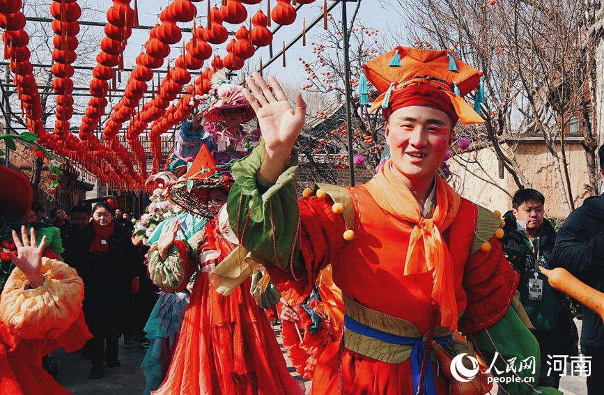 演员和游客互动。人民网记者 宋芳鑫摄