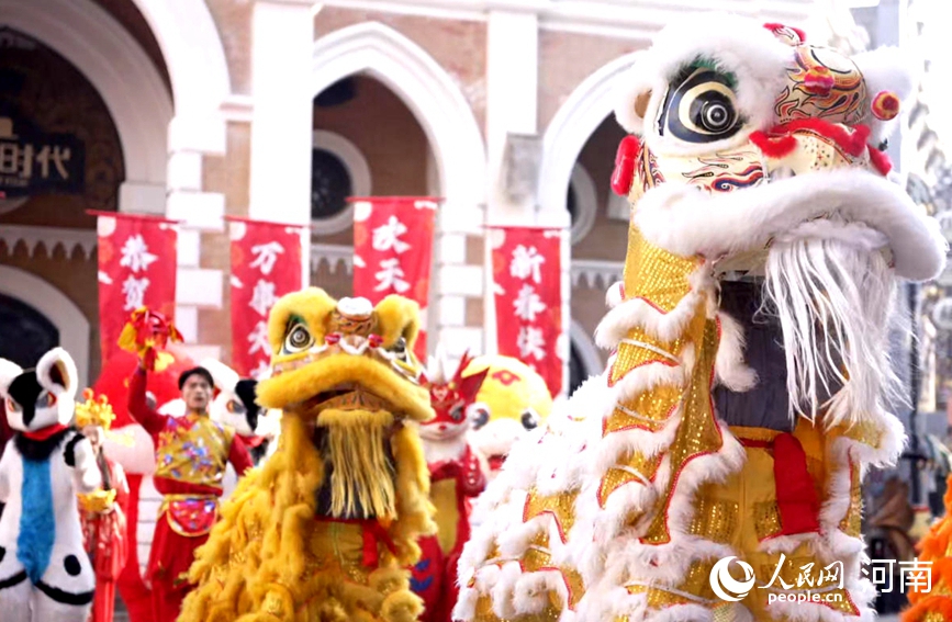 游客畅游电影小镇，感受浓浓年味。人民网记者 宋芳鑫摄