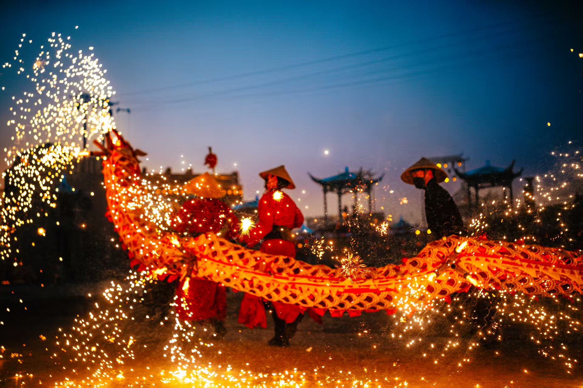  舞火龙腾跃盘旋，打铁花溅起漫天璀璨。石财佳摄