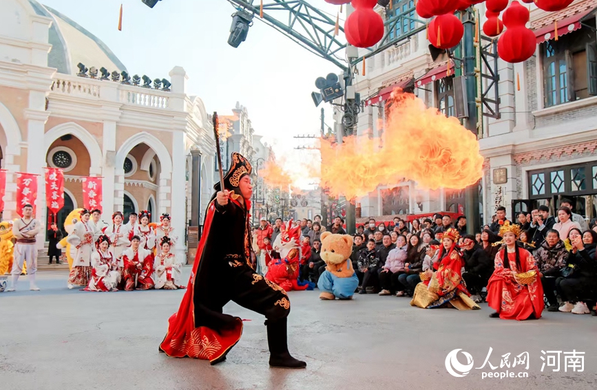 演员和游客互动。人民网记者 宋芳鑫摄