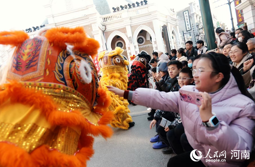 演员和游客互动。人民网记者 宋芳鑫摄