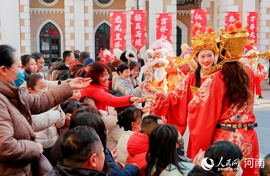 演员和游客互动。人民网记者 宋芳鑫摄