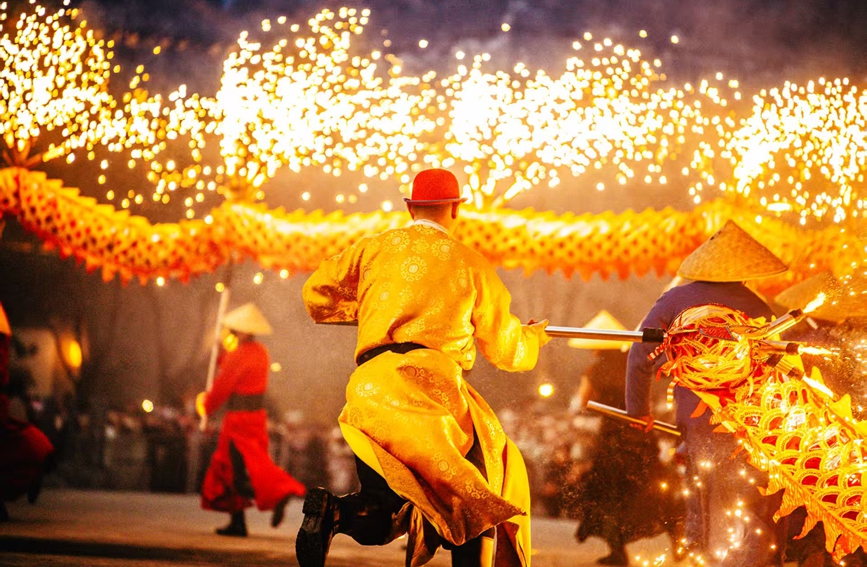 舞火龙腾跃盘旋，打铁花溅起漫天璀璨。石财佳摄