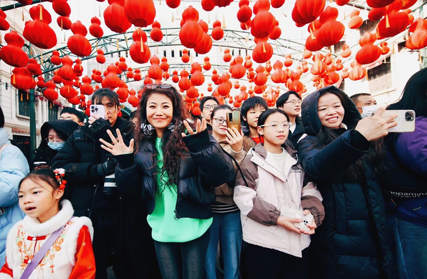 游客畅游电影小镇，感受浓浓年味。石财佳摄