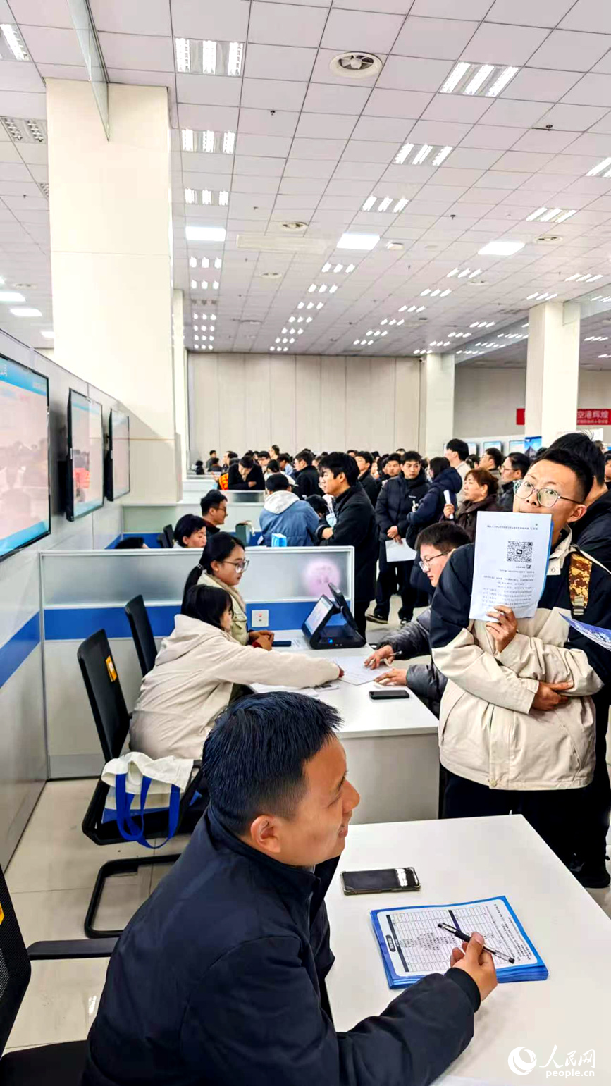 招聘会现场。人民网记者 杨晓娜摄