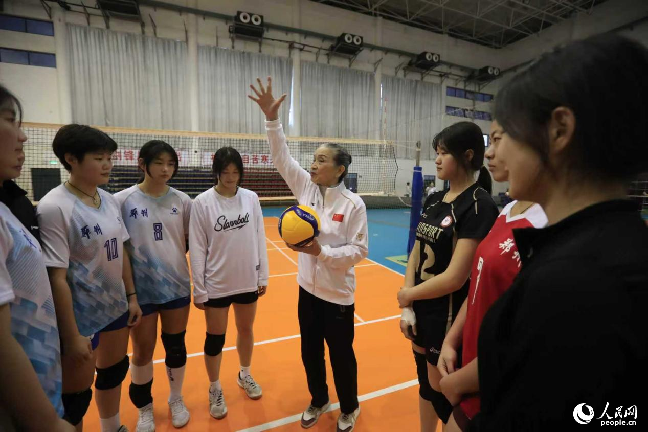 74岁的葛淑茹教练给队员们指导动作。人民网记者 慎志远摄