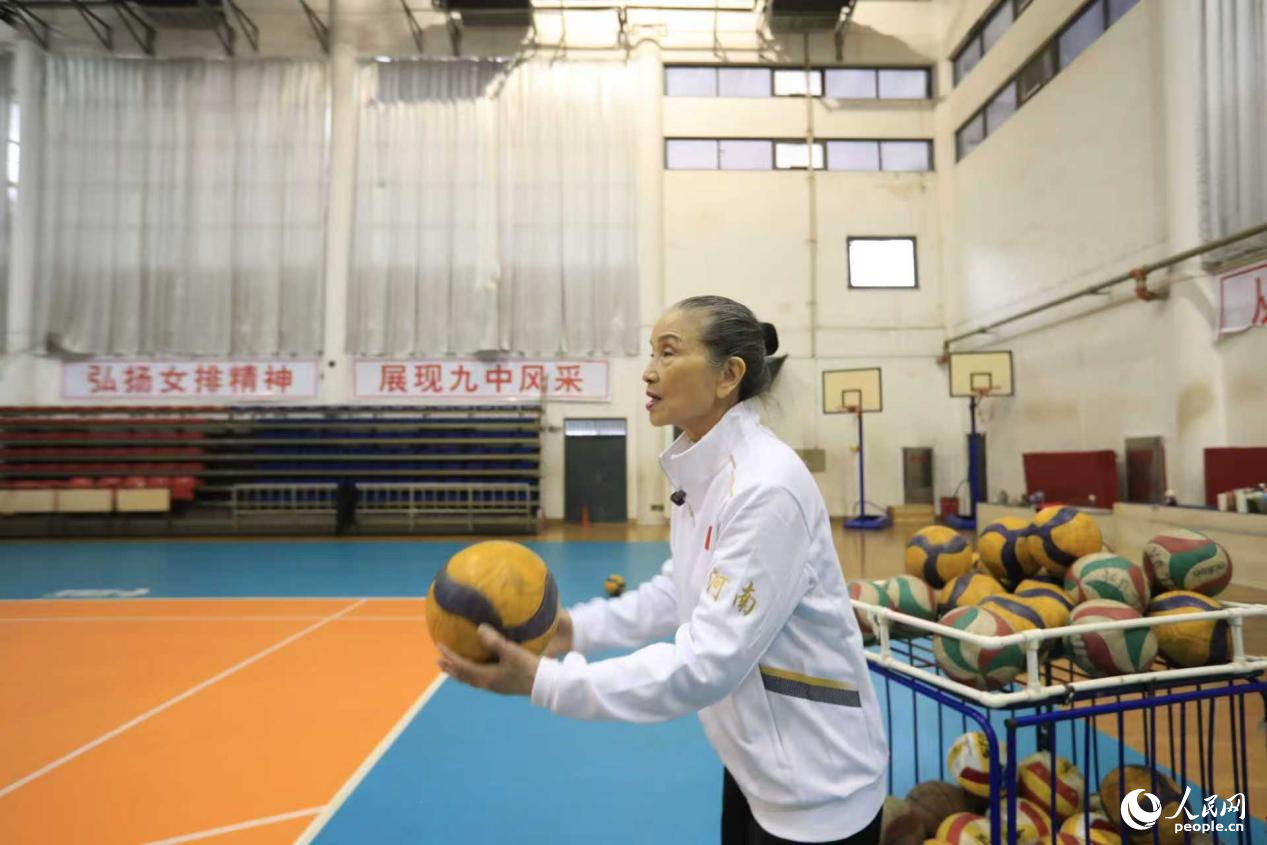 葛淑茹给队员们讲解发球技巧。人民网记者 慎志远摄