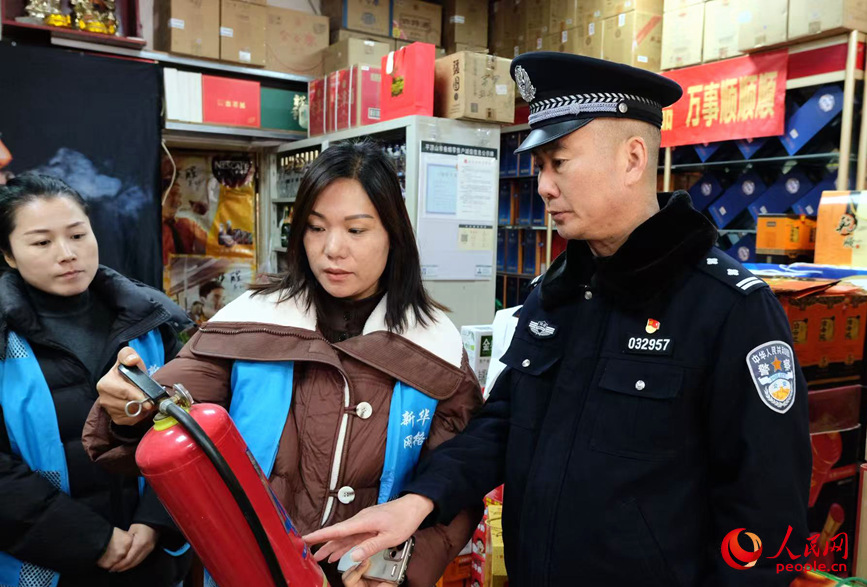 老贺和网格员排查全隐患。人民网记者 王玉兴摄