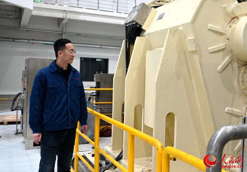 邢京龙在实验室查看设备。人民网记者 王玉兴摄