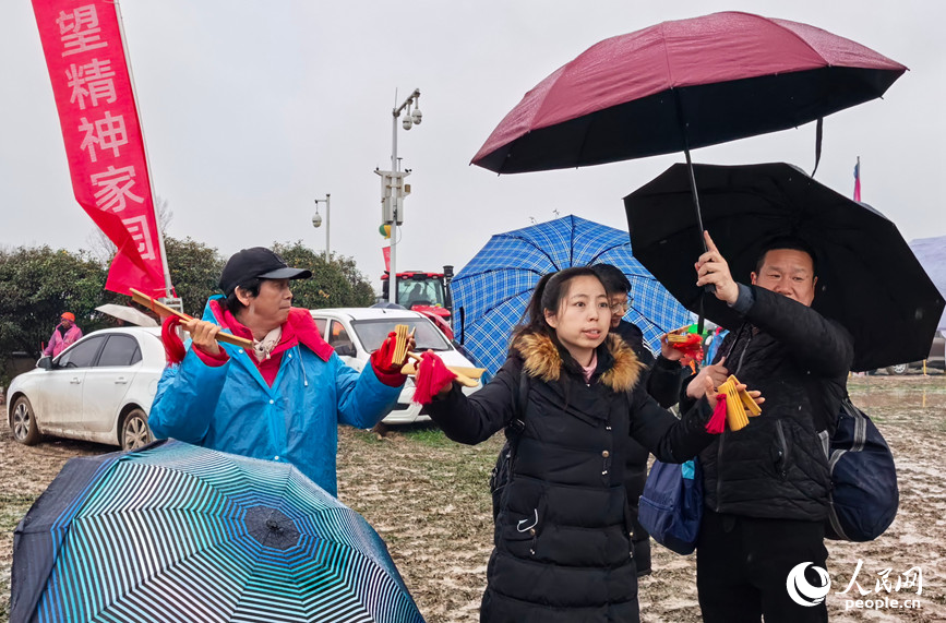 艺人冒雨表演。人民网记者 王玉兴摄