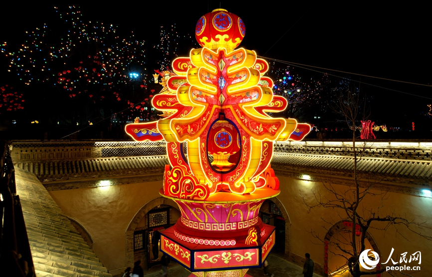 花灯点亮地坑院。人民网记者 王玉兴摄